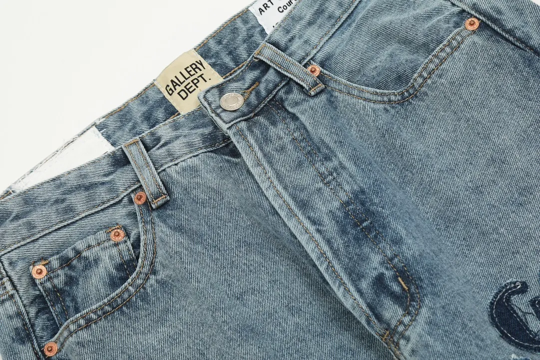 #8062 P286💰 GALLERY DEPT.G letter patch pudding 5001 denim washed and distressed spliced jeans -Original purchase and pattern making to truly restore the ultimate vintage texture -Original hardware accessories, washed and other elevators, QR code analysis are all purchased from the original factory, high degree of restoration, you are welcome to compare with a certain product ~ -Three-dimensional version Loose and comfortable, not picky about the figure, taller and slimmer, factory Seiko, original factory quality control, same style for men and women, can be matched with couples Versatile recommendation: must-have jeans for all seasons Color: blue Size: S-XXL (28-36)